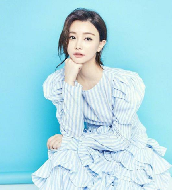 Sau đó, vào năm 2012, cô trở thành tuyển thủ eSports StarCraft 2 và sau đó giành chức vô địch ZOWIE DIVINA China StarCraft 2 Queen.