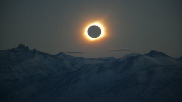 Vì nhật thực hình khuyên lần này không phải là nhật thực toàn phần, chúng ta không nên nhìn trực tiếp vào Mặt trời khi muốn quan sát hiện tượng này.