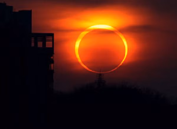 Những vùng không nằm dọc theo đường đi của nhật thực, những người yêu thiên văn sẽ quan sát thấy một phần bóng sáng bên ngoài của Mặt trăng, được gọi là penumbra, che Mặt trời nếu thời tiết cho phép.