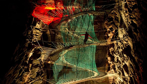 Ở hang chính, người ta treo 3 hệ thống lưới nhún như những chiếc lồng chim khổng lồ với các cấp độ khó khác nhau, từ cấp độ cho người mới bắt đầu cho đến trình độ của “dân chuyên nghiệp”.