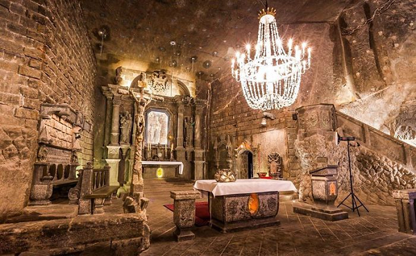 Tại đây, du khách sẽ phải trầm trồ trước vẻ đẹp diệu kỳ của thiên nhiên, cũng như bàn tay kỳ diệu của con người. Những căn phòng, điện thờ, nhà thờ nhỏ, cùng mọi vật dụng của thợ mỏ trong vòng 700 năm qua đã nói lên tất cả về cuộc sống, công việc và cuộc chiến thầm lặng với thiên nhiên của những anh hùng dưới lòng đất.