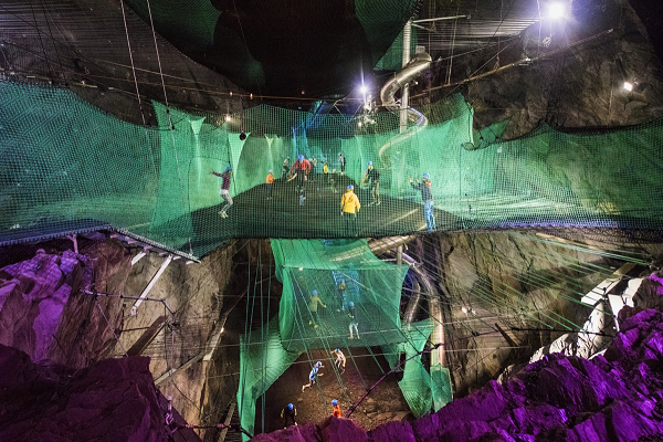 Nằm trong mỏ đá Llechwedd thuộc hệ thống hang động đã 176 năm tuổi của xứ Wales, Vương quốc Anh, Bounce Below chính là một trong những công viên giải trí ấn tượng với mạng lưới tấm bạt lò xo dưới lòng đất lớn nhất thế giới.