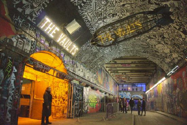 The Vaults là một địa điểm trình diễn nghệ thuật dưới lòng đất ở London. Nhưng trên thực tế, đây lại là một đường hầm đầy những bức tranh graffiti dài 200 mét do các nghệ sĩ graffiti Tây Ban Nha khởi xướng.
