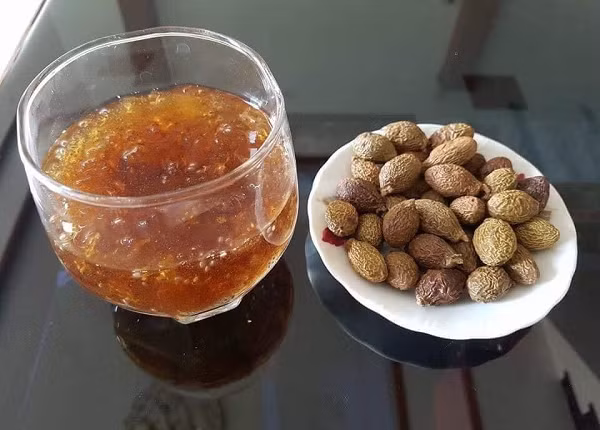 Hạt ươi có nhiều giá trị trong việc hỗ trợ điều trị các bệnh về cột sống, xương khớp và đặc biệt là bệnh gai cột sống. Nhiều nghiên cứu y học trên thế giới đã chỉ ra: Tất cả 3 loại đường trong hạt ươi có khả năng làm thuyên giảm nhanh cơn đau nhức, cơ cứng khớp do các bệnh lý xương khớp gây ra.