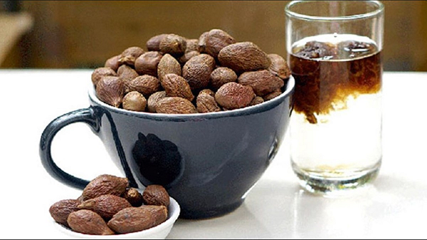 Bên cạnh đó, phần nhân của hạt ươi còn chứa 2 loại hoạt chất có giá trị y học cao là bassorin và sterculin. 2 hoạt chất này có tác dụng làm giảm nhanh các cơn đau nhức, kiểm soát và phục hồi tình trạng rối loạn thần kinh thực vật, đi tiểu thất thường và mất cân bằng do gai cột sống gây ra.