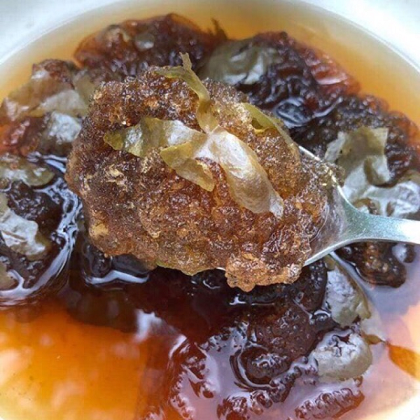 Mặc dù hạt ươi có nhiều tác dụng rất tốt cho sức khỏe nhưng nếu sử dụng quá liều có thể gây một số tác dụng phụ như buồn nôn, ho ra đờm. Nếu gặp tác dụng phụ hãy tham khảo ý kiến của bác sĩ để điều chỉnh lại liều lượng uống mỗi ngày.