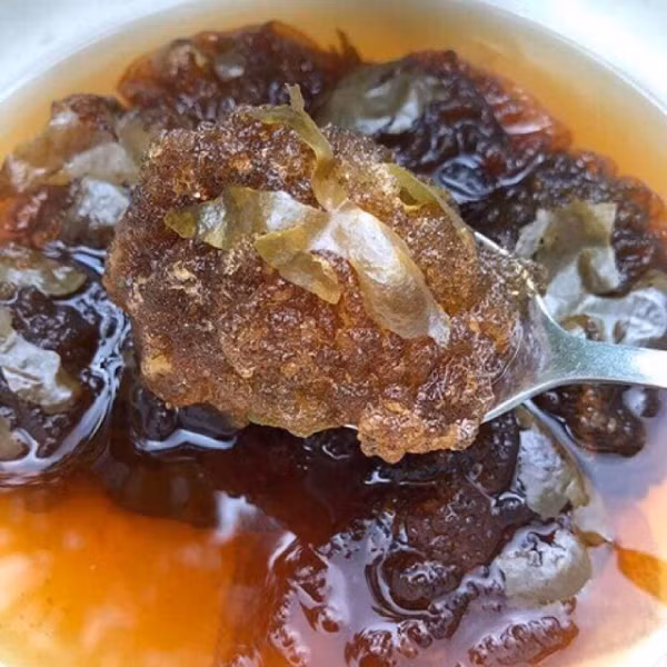 Mặc dù hạt ươi có nhiều tác dụng rất tốt cho sức khỏe nhưng nếu sử dụng quá liều có thể gây một số tác dụng phụ như buồn nôn, ho ra đờm. Nếu gặp tác dụng phụ hãy tham khảo ý kiến của bác sĩ để điều chỉnh lại liều lượng uống mỗi ngày.