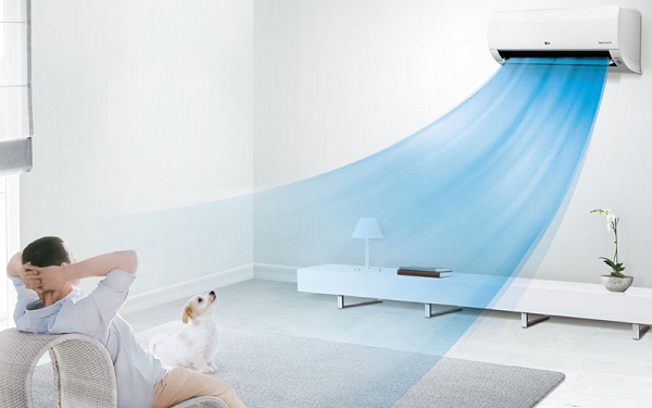 Sốc nhiệt là tình trạng nhiệt độ thay đổi quá nhanh, từ nóng sang lạnh (và ngược lại) khiến thân nhiệt bên trong cơ thể chưa kịp thích nghi. Điều này sẽ gây một số ảnh hưởng nghiêm trọng tới sức khỏe như đau đầu, hoa mắt chóng mặt, tức ngực, nhịp tim nhanh. Nguy hiểm hơn có thể dẫn đến tử vong nếu không được sơ cứu kịp thời.