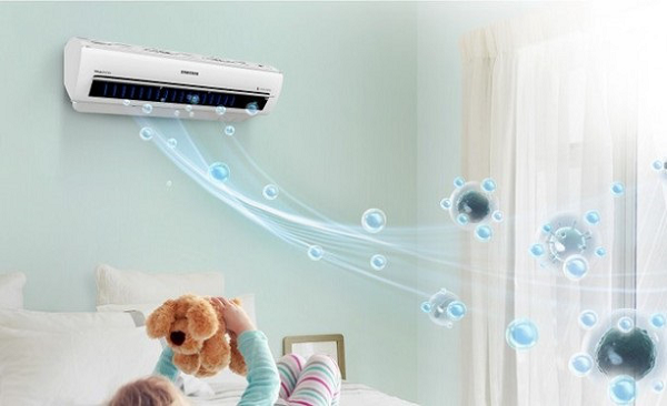 Thời tiết oi bức khiến chúng ta muốn bật điều hòa cả ngày, điều này là không nên. Nguyên nhân vì bạn có thể bị khô mắt, khô da, thậm chí da bị bong tróc, mái tóc cũng sẽ bị khô xơ bởi trong quá trình làm mát không khí, máy điều hòa sẽ hút đi độ ẩm có trên tóc.