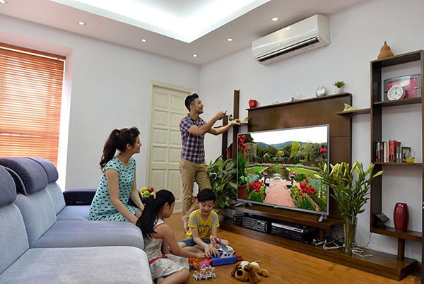 Nhiều người có thói quen đặt chậu nước trong phòng điều hòa để tạo độ ẩm. Tuy nhiên, các bác sĩ cho rằng cách làm này dễ gây nguy hiểm cho sức khỏe vì hơi nước sẽ thu hút bụi bẩn, vi trùng gây bệnh.