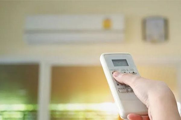 Khi bạn đóng kín cửa, những bụi bẩn và nấm mốc sẽ không thể thoát ra ngoài. Sau khoảng 7 - 8 tiếng sử dụng, nên tắt điều hòa và mở hết các cửa để giúp phòng thông thoáng hơn.