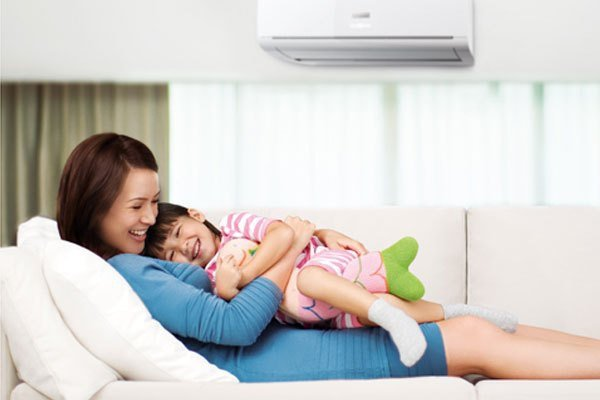 Khi bật điều hòa, mọi người thường đóng kín các cánh cửa để hơi lạnh không bị thất thoát gây tốn điện. Tuy nhiên, điều hòa nhiệt độ không được làm sạch thường xuyên nên có xu hướng bám bụi và nấm mốc, sau đó những thứ này sẽ được lưu thông xung quanh phòng.