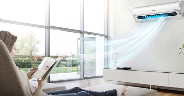 Nhiều gia đình có thói quen bật điều hòa vô cùng lạnh, chênh lệch quá lớn với nhiệt độ ngoài trời. Điều này gây hại khi chúng ta ngồi trong phòng lâu rồi đột ngột đi ra ngoài dẫn đến bị sốc nhiệt