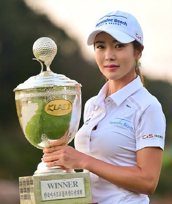 Khi còn chơi giải nghiệp dư, Ahn gây ấn tượng khi đại diện cho New Zealand giành được Cúp Nữ hoàng Sirikit. Cô cũng đoạt được chức vô địch giải đấu gậy nữ New Zealand năm 2005.