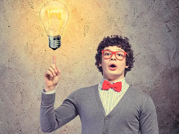 Những người nói ít cũng không phải là nhóm ngốc nghếch, sự đề cao những người hướng ngoại ở xã hội hiện tại đã đẩy nhóm người ít nói vào góc tối. Sự thật là những người ít nói lại là những người nghĩ rất nhiều, và suy nghĩ nhiều sẽ có xu hướng (có vẻ) thông minh hơn.