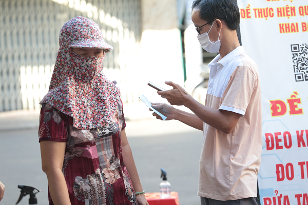 Khi vào chợ, người dân chỉ cần đưa thẻ có mã QR- Code để Ban quản lý chợ quét mã. Nếu hiển thị "check in" thành công, người dân được vào chợ mua nhu yếu phẩm.