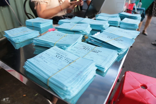 Đầu năm nay, khi dịch bùng phát tại tỉnh Hải Dương, địa phương này cũng đã áp dụng hình thức đi chợ sử dụng thẻ truyền thống. Chiếc thẻ này có giá trị sử dụng một lần, không được sử dụng để qua chốt cấp tỉnh, thành phố. Mỗi hộ gia đình được phát 3 ngày/thẻ ghi theo ngày chẵn, lẻ.