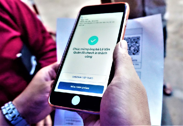 Ban quản lý chợ bố trí thêm tẩm bảng “Điểm quét thẻ vào chợ” ở 4 khu vực cổng. Ngoài máy đo nhiệt độ hàng ngày, nhân viên ở các cổng được trang bị thêm smartphone cài đặt sẵn ứng dụng eTicket-Đà Nẵng.