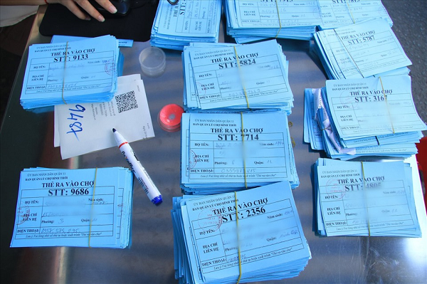 Vừa qua, mô hình đi chợ sử dụng thẻ được in thêm mã code QR (mã QR) đã được triển khai đối với người dân tại chợ Bình Thới, quận 11, thành phố Hồ Chí Minh.