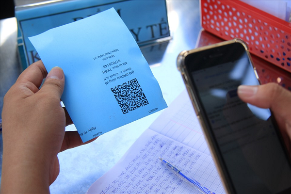 Khách vào chợ được nhân viên bảo vệ kiểm tra kỹ thông tin trên thẻ đi chợ. Trên thẻ có ghi số thứ tự, thông tin cá nhân, địa chỉ cụ thể. Mặt sau của thẻ có mã QR để kiểm tra thông tin người đến chợ.