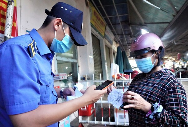 Chỉ cần quét mã QR trên tấm thẻ là biết được lịch trình của chủ nhân nên người đi chợ chỉ cần khai y tế điện tử một lần trong ngày rất tiết kiệm thời gian.