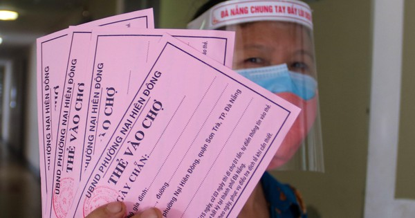 Ban quản lý các chợ sử dụng ứng dụng cài trên điện thoại di động để quét mã. Thông tin người đi chợ được cập nhật vào hệ thống do Sở Thông tin và Truyền thông quản lý. Điều đó vừa tiết kiệm cho người dân, vừa tiết kiệm chi phí in ấn thẻ vừa tiện truy vết điều tra thông tin dịch tể.