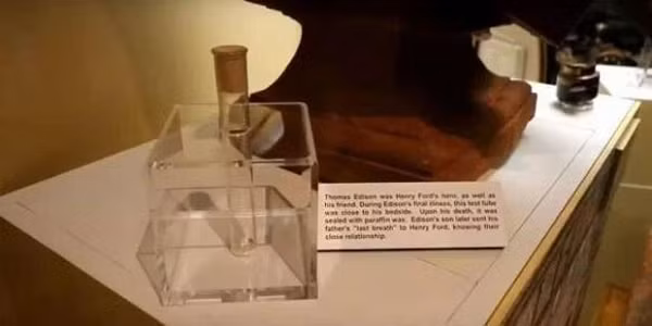 Vào tháng 10 năm 1931, trước khi Edison chết, đã có rất nhiều ống nghiệm được đặt bên giường ông. Ông yêu cầu bác sĩ, mỗi hơi ông thở ra đều được cho vào ống nghiệm và bịt kín bằng parafin. Một trong số chúng gửi cho Henry Ford. Đây là nguồn gốc của ống nghiệm trong Bảo tàng Ford.