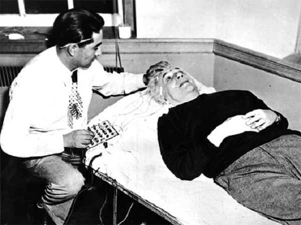 Sáng sớm ngày 18 tháng 4 năm 1955, giáo sư Einstein qua đời tại bệnh viện Princeton, hưởng thọ 76 tuổi. Tuy nhiên, sau đó bộ não của vị thiên tài này đã bị đánh cắp mà ngay chính con trai ông cũng không hay biết.