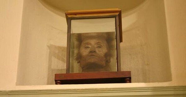 Antonio Scarpa là một nhà giải phẫu thần kinh người Ý, mất ngày 31/10/1832. Trong khi khám nghiệm tử thi Scarpa, Carlo Beolchin, một cựu trợ lý của Scarpa đã lấy cắp đầu ông cùng ngón tay cái, ngón trỏ và đường tiết niệu.