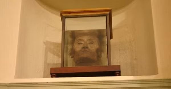 Antonio Scarpa là một nhà giải phẫu thần kinh người Ý, mất ngày 31/10/1832. Trong khi khám nghiệm tử thi Scarpa, Carlo Beolchin, một cựu trợ lý của Scarpa đã lấy cắp đầu ông cùng ngón tay cái, ngón trỏ và đường tiết niệu.