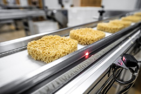 Có lẽ với nhiều người, mì ăn liền là một món ăn tiện lợi và có thể ăn quanh năm. Nhưng hãy ghi nhớ rằng, nó không phải món chính và càng không thể ăn thường xuyên thay cơm và các món ăn làm từ nguyên liệu chưa qua chế biến như bún, phở, miến, lúa mì,…