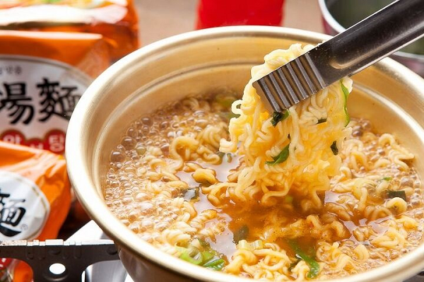 Nếu bạn bóc một gói mì ăn liền và xếp toàn bộ các sợi mì trên một đường thẳng, bạn sẽ có một sợi mì siêu "khủng" với chiều dài lên tới 51m, tương đương chiều dài của bể bơi chuẩn thi đấu Olympic.