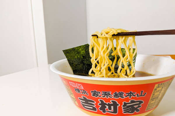 Lúc nào cũng vậy, nhà tù trên đảo Rikers, New York luôn phải đảm bảo không bao giờ để mì cốc rơi vào tình trạng "cháy hàng". Món ăn này lúc nào cũng được các phạm nhân tiêu thụ với tốc độ rất lớn, một phần nhờ việc đáp ứng đủ cả ba nhu cầu "ngon, bổ, rẻ".