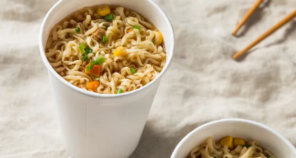 Thế nhưng, khi lên kệ siêu thị, "Ramen gà ăn liền" lại biến thành một thứ xa xỉ phẩm, bởi giá thành của chúng cao hơn tận 6 lần so với một gói mì Udon tươi.