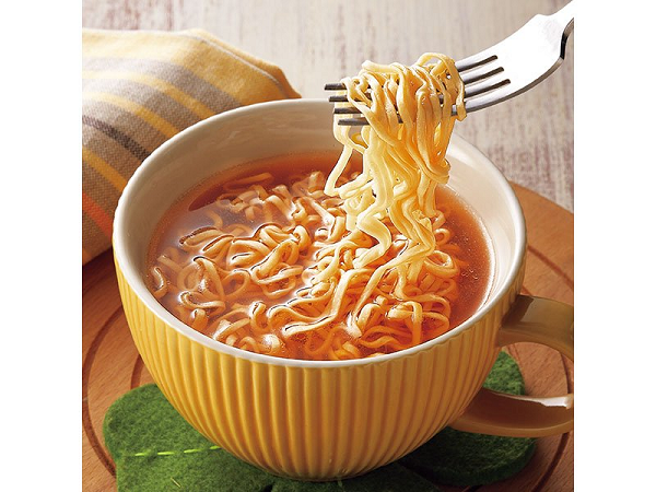 Theo như một cuộc khảo sát được thực hiện vào năm 2000 bởi Viện nghiên cứu Fuji, người Nhật cảm thấy tự hào nhất bởi việc giới thiệu món mì ăn liền ra với thế giới. Đối với họ, mì ăn liền mới thực sự là biểu trưng cho thương hiệu "Made in Japan", khi mà món ăn này đã phổ biến khắp toàn cầu.