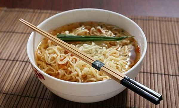 Theo thống kê của Hiệp hội Mì ăn liền Thế giới, Trung Quốc là quốc gia tiêu thụ nhiều gói mì mỗi năm nhiều nhất trên thế giới. Năm 2013, quốc gia này tiêu thụ tới hơn 46 tỉ gói mì. Loại mì bán chạy nhất của Trung Quốc là mì ăn liền hiệu Tong-Yi.