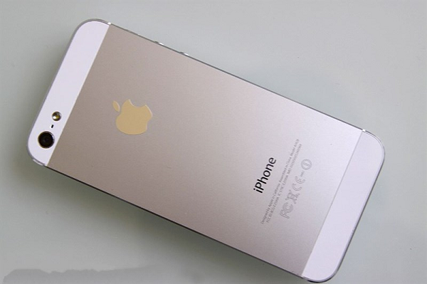 Tiếp theo đó là kỷ nguyên iPhone màn hình 4 inch, mở đầu là iPhone 5. Có thể nói vào thời điểm đó màn hình 4 inch được xem là rất lớn. iPhone 5 đã quay về với thiết kế mặt lưng bằng nhôm thay vì kính như trên dòng iPhone 4, và đây cũng là chiếc iPhone đầu tiên chuyển sang dùng cổng kết nối Lightning.