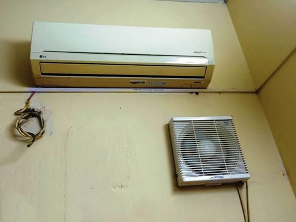 Việc không khí không lưu thông với bên ngoài, kết hợp với việc cơ thể người liên tục thải ra khí carbonic sẽ làm cho chất lượng không khí trong phòng giảm xuống, việc ở lâu trong phòng điều hoà sẽ không còn thấy dễ chịu.