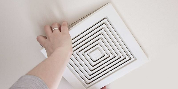 Theo nguyên lý, không khí nóng sẽ nổi lên, không khí lạnh chìm xuống dưới. Vì vậy, quạt hút gió được bố trí ở trên cao giúp hút khí nóng của phòng ra ngoài nhanh hơn, không khí mát hơn ở bên ngoài phòng sẽ được hút vào từ các khe hở dưới thấp nên sẽ giúp nhiệt độ trung bình của phòng giảm xuống rất nhiều.