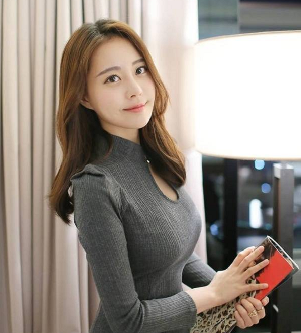 Với nhan sắc xinh đẹp của mình, Kim Min-young thậm chí còn được mệnh danh là nữ thần Hearthstone tại Hàn Quốc.