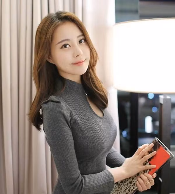 Với nhan sắc xinh đẹp của mình, Kim Min-young thậm chí còn được mệnh danh là nữ thần Hearthstone tại Hàn Quốc.