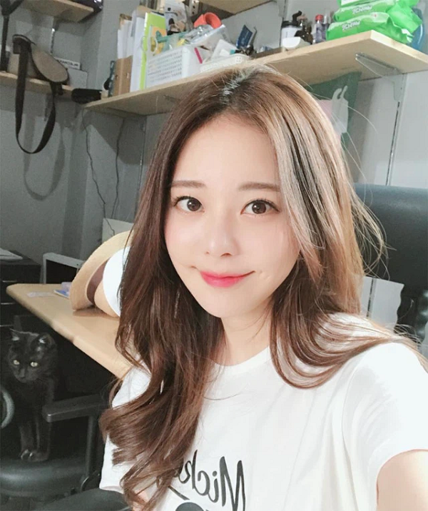 Tuy nhiên, điều khiến khán giả sốc hơn là trong quá trình thực hiện thao tác này, Kim Min-young vô tình để hớ hênh vòng một của mình, thậm chí lộ cả phần nhạy cảm.