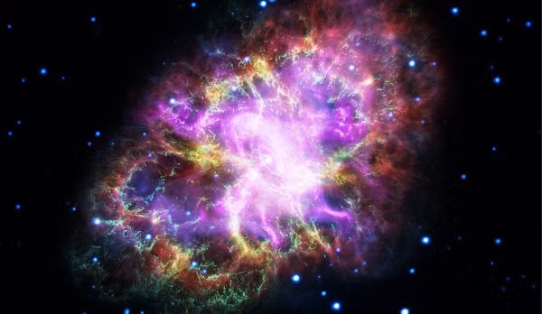 Với những ngôi sao có kích thước siêu lớn, chúng sẽ giữ các lớp vật chất xung quanh nhờ lực hấp dẫn và nung chảy để tổng hợp nên các nguyên tố kim loại nặng. Và cứ thế đến khi tạo nên một phần lõi vật chất có khối lượng đủ lớn, nó sẽ tạo ra một vụ nổ siêu lớn, một vụ nổ siêu tân tinh, sau đó phần lõi còn lại có thể hình thành nên một hố đen.