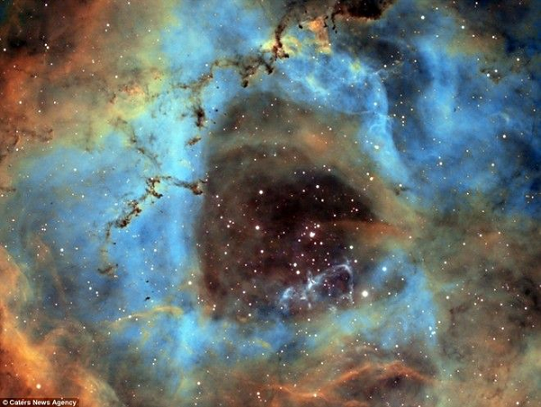 Lớp vỏ sụp đổ khiến các phản ứng hạt nhân tiếp tục xảy ra bên ngoài bề mặt của ngôi sao, khiến nhiệt độ của nó tăng vọt và lớp khí xung quanh nóng lên. Ngôi sao trở thành một quả cầu khí khổng lồ và đỏ rực.