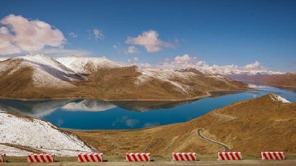 Dưới góc độ khoa học, hồ Yamdrok có tính kiềm, nhiệt độ nước quanh năm thấp, cá trong hồ nước lạnh sinh trưởng chậm, các loại thực vật phù du trong nước cũng khó quang hợp, thiếu chất dinh dưỡng.