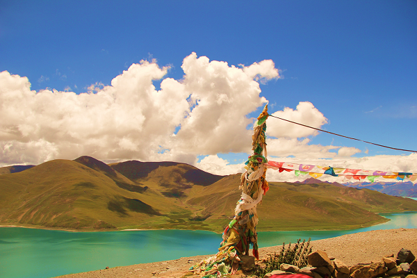 Một nguyên nhân nữa là quan niệm về mối quan hệ thiêng giữa nước, cá, các vị thần và người chết từ lâu đã trở thành một cái rễ trong tư tưởng của người dân nơi đây, vậy nên lượng cá khổng lồ trong lòng hồ dường như vẫn được bảo tồn nguyên vẹn qua hàng trăm năm. Mời các bạn xem video: Khung cảnh thiên nhiên tuyệt đẹp tại các quốc gia ít dân nhất thế giới