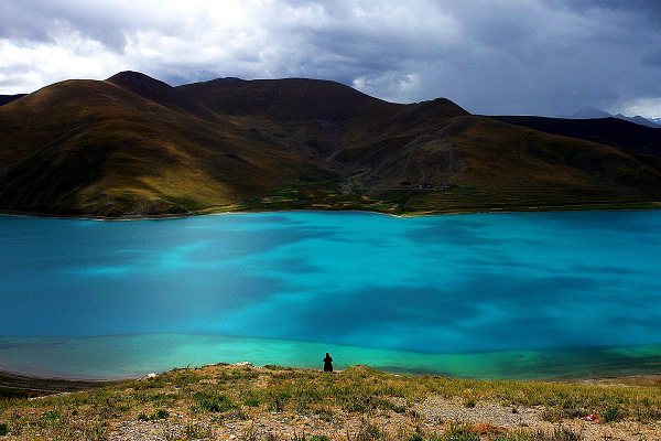 Hồ Yamdrok nằm ở độ cao trên 4,000m và được xem là 1 trong 3 hồ linh thiêng của Tây Tạng. Hồ nằm cách thủ phủ Lhasa của Tây Tạng khoảng hơn 100 km. Từ trên đỉnh núi Kampala cao 5.000m, toàn bộ khu hồ uốn lượn dưới chân núi với màu xanh kỳ ảo như ngọc.