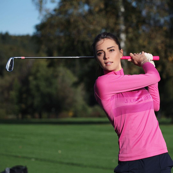 Sở hữu diện mạo xinh đẹp khó cưỡng, Franzi Pfuff không chỉ là một tay golf tài năng mà cô nàng còn đồng thời làm giáo viên kiêm người mẫu. Mỗi lần đi du đấu quanh châu Âu, Franzi Pfuff lại gây “bão” cho người hâm mộ vì quá đỗi xinh đẹp, quyến rũ.