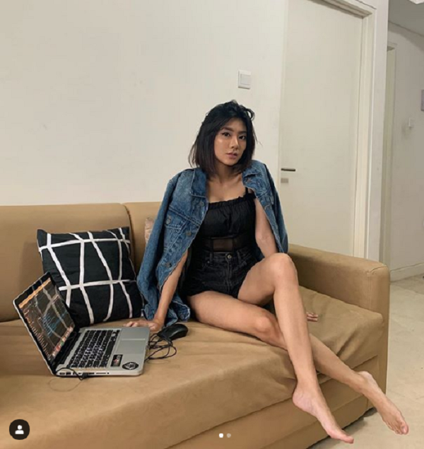 Thân hình sánh ngang siêu mẫu cùng gu ăn mặc thời thượng của nữ game thủ nổi tiếng Indonesia đã giúp cô nàng sở hữu biệt danh "nữ game thủ quyến rũ nhất Đông Nam Á".