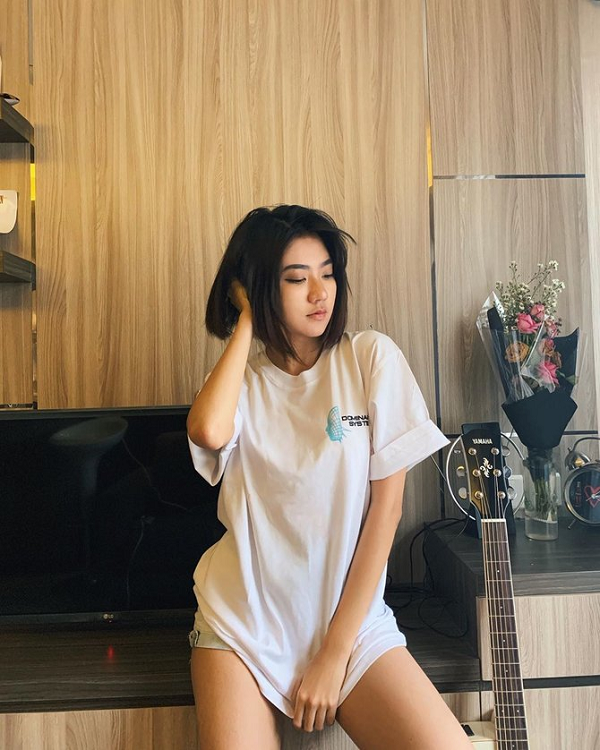 Cô nàng thường đăng tải những khoảnh khắc đời thường xinh đẹp và gợi cảm để "chiêu đãi" fan hâm mộ trên trang cá nhân và nhận được không ít lời khen ngợi.